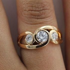 Spiral™ | Vintage Inlaid Zirconia Gold Ring